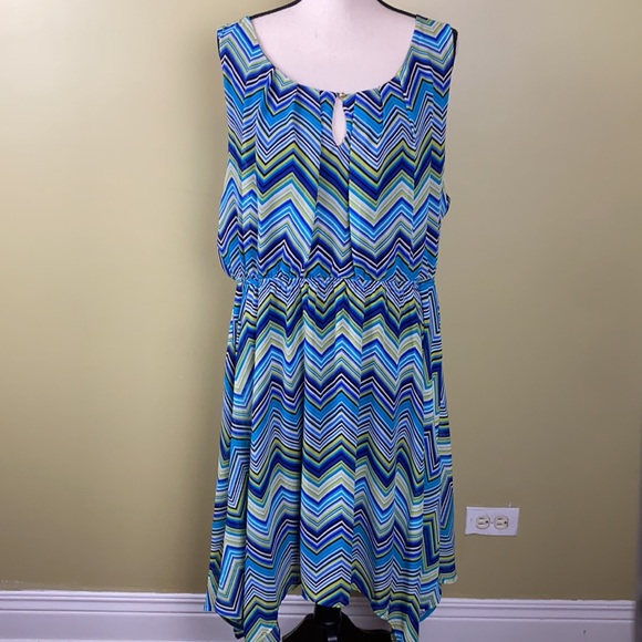 Geometric Chevron Print Handkerchief Key hole Accent neckline - Picture 2 of 8